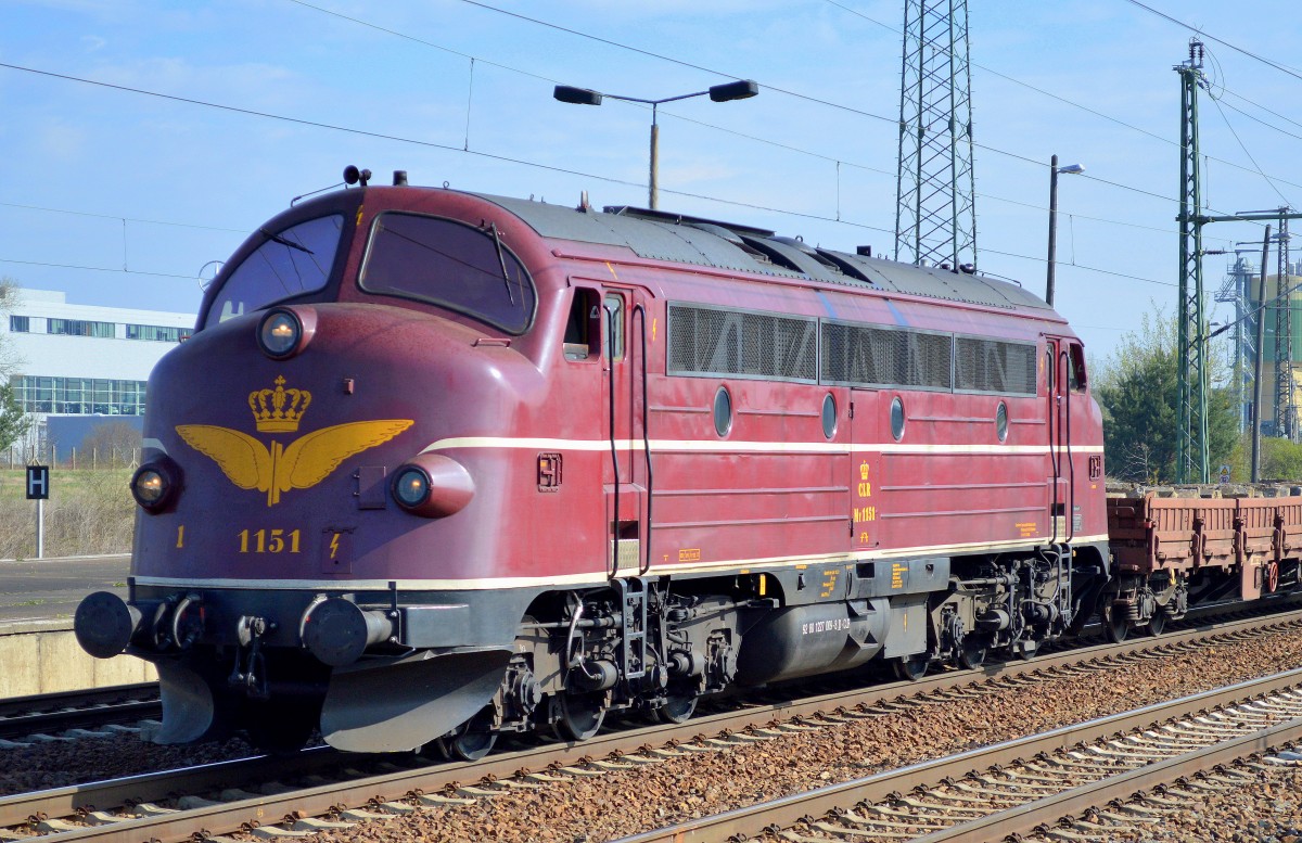 Herrliches Wetter für Lokportrait-Aufnahmen im Bhf. Flughafen Berlin-Schönefeld am 15.04.15 Bild-Nr.1 CLR NOHAB 1151 (92 80 1227 009-8 D-CLR, Nohab Bj.1965) mit einem Zug Drehgestell-Flachwagen mit alten Gleisbetonbohlen.
