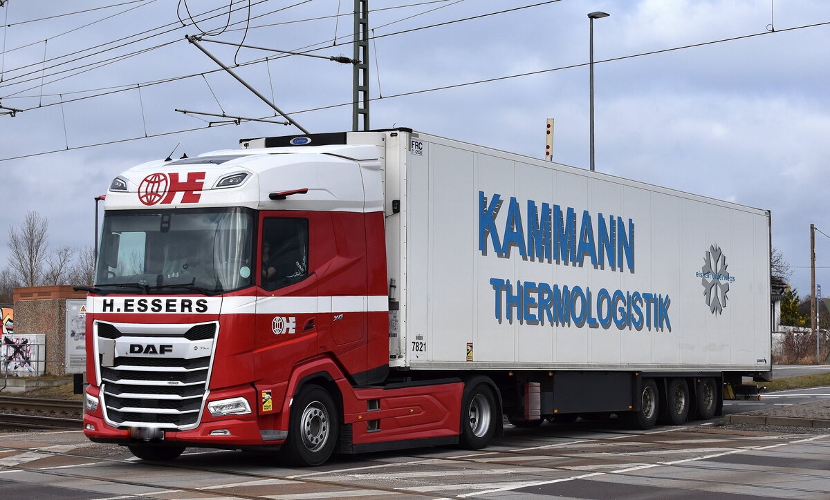H.Essers Transportunternehmen aus Belgien mit einer DAF XG 450 Zugmaschine mit Kühlthermotrailer der Kammann Thermologistik GmbH am 24.02.26 Bahnübergang Rodleben.