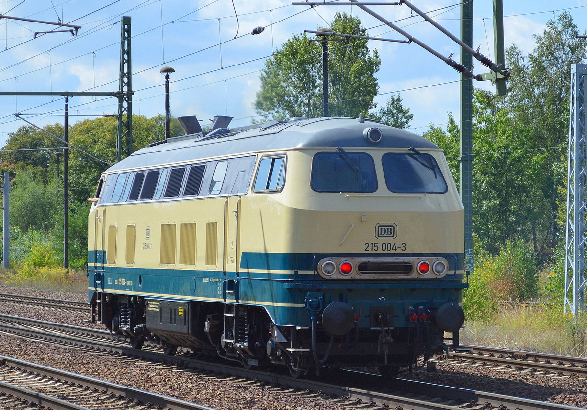 Heute kam ich nun auch zum ersten Mal in den Genuss die in diesen herrlich klassischen türkis-beige Farben der alten DB gestaltete 215 004-3 (9280 1225 004-1 D-ASLVG) der Ascherslebener Verkehrsgesellschaft mbH zu sichten und bei herrlichsten Lichtbedingungen zu verewigen, 22.08.16 Bf. Flughafen Berlin-Schönefeld.