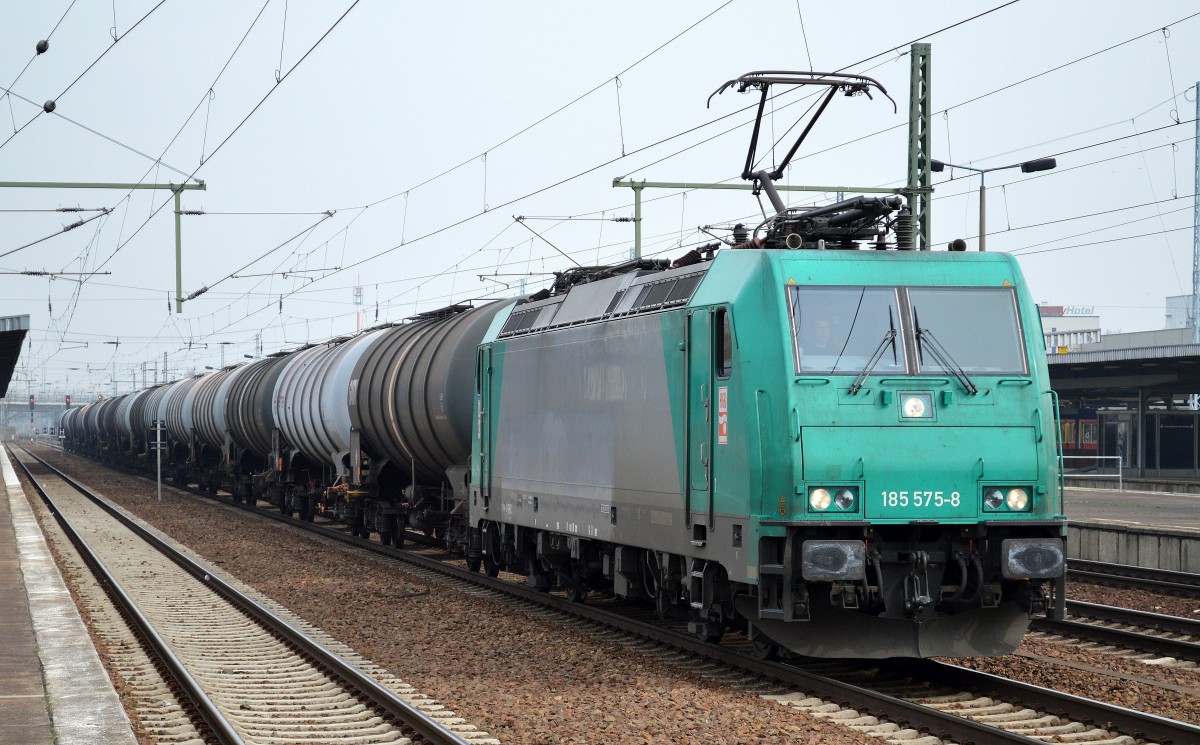 HGK 185 575-8 mit Kesselwagenzug bei der Durchfahrt Bhf. Flughafen Berlin-Schönefeld.