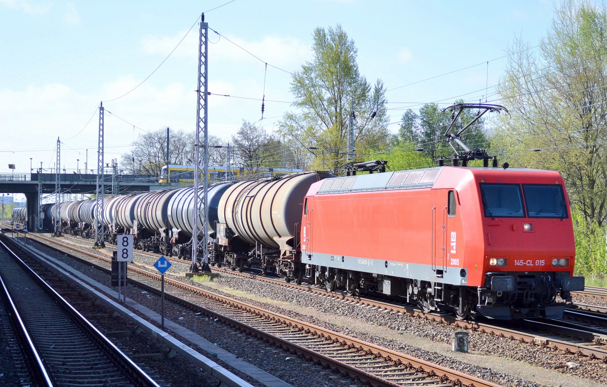 HGK 2005/145-CL 015 (145 093-1) mit Kesselwagenzug Richtung Nordosten am 15.04.14 Berlin-Springpfuhl.