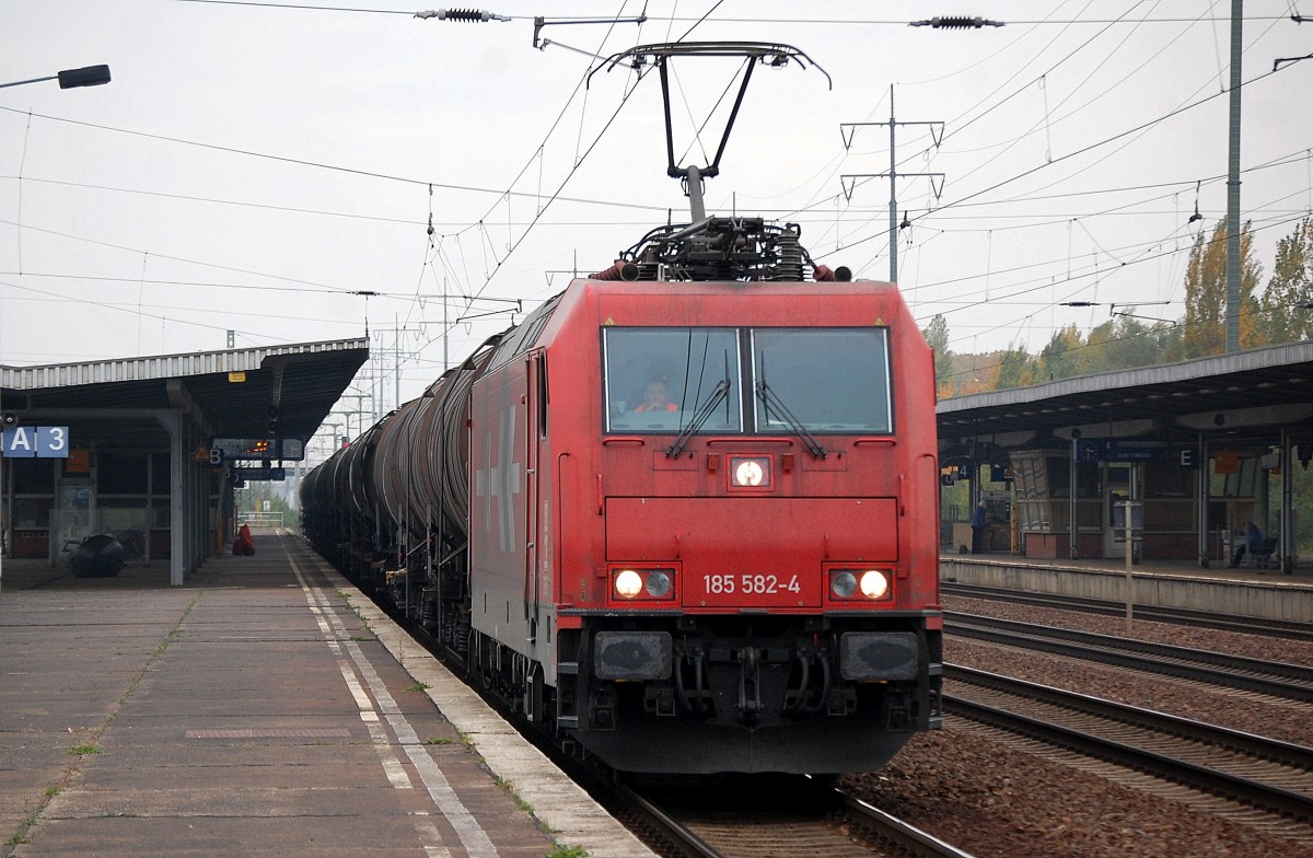 HGK 2051/185 582-4 mit Kesselwagenzug bei der Durchfahrt im Bhf. Flughafen Berlin-Sch�nefeld, 09.10.13
