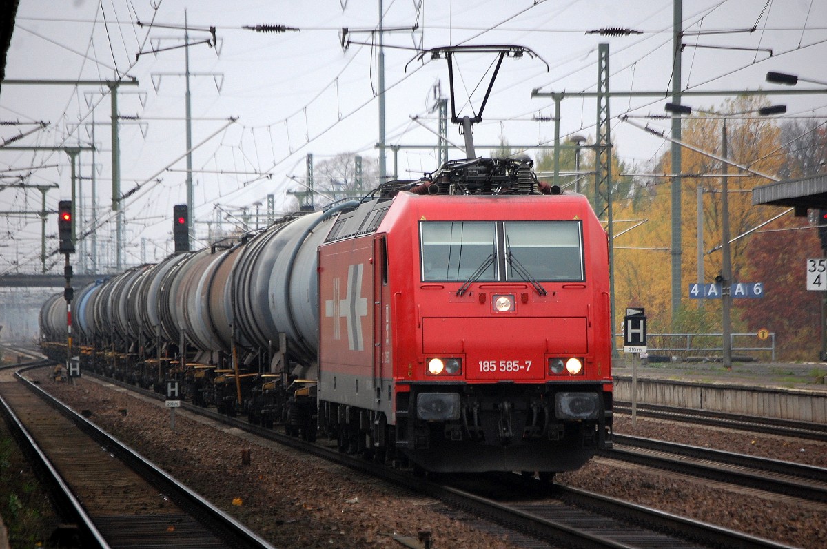 HGK 2053/185 585-7 mit Kesselwagenzug bei der Durchfahrt im Bhf. Flughafen Berlin-Sch�nefeld, 16.10.13