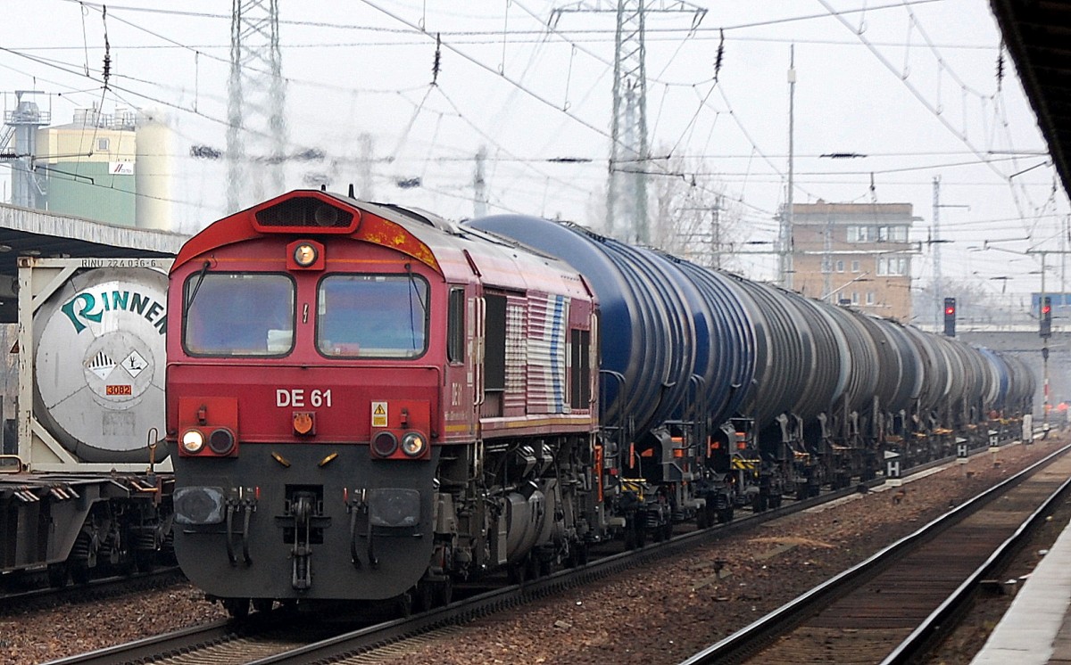 HGK DE 61 (266 061-1) durchfährt mit Kesselwagenzug den Bhf. Flughafen Belin-Schönefeld, 04.03.14