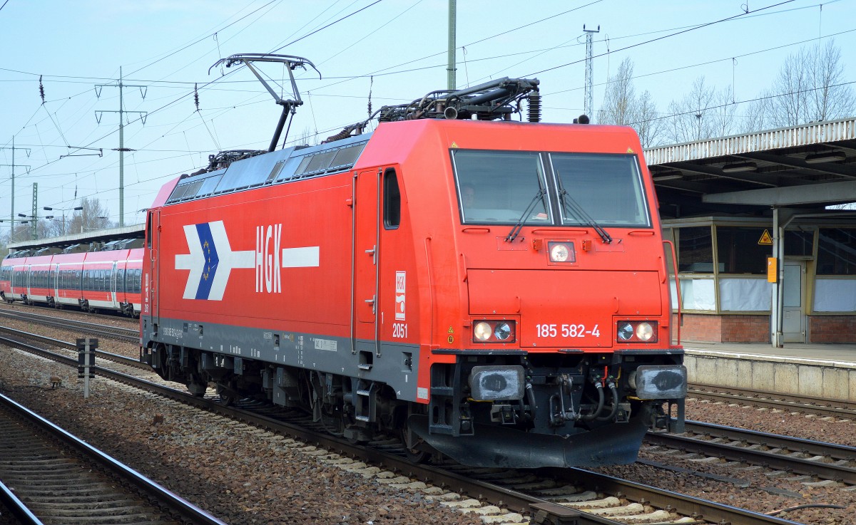 HGK/RHC 185 582-4 am 15.04.15 Bhf. Flughafen Berlin-Schönefeld.