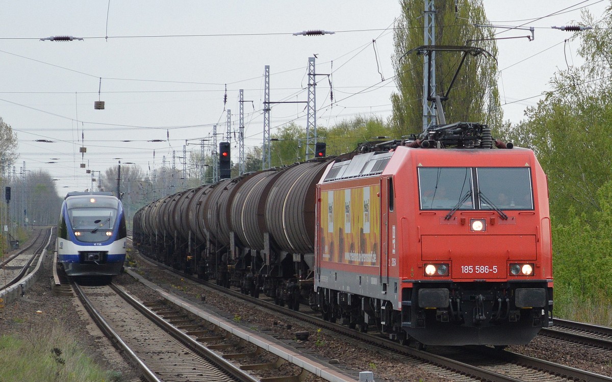 HGK/RHC 185 586-5 mit Kesselwagenzug überholt gerade NEB VT 735 am 30.04.15 Berlin-Karow.