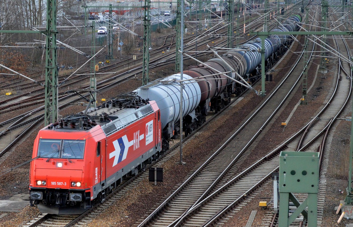 HGK/RHC 185 587-3 mit Kesselwagenzug Richtung Schwedt am 16.01.15 Berlin-Putlitzbrücke.