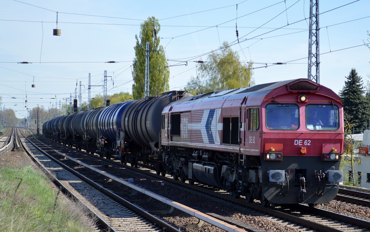 HGK/RHC DE 62 (266 062-9) mit Kesselwagenzug am 17.04.14 Berlin-Karow.