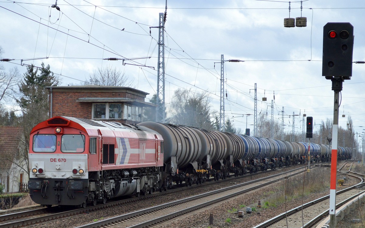 HGK/RHC DE 670/266 070-2 mit viel Dampf und Kesselwagenzug unterwegs am 01.04.15 Berlin-Karow.