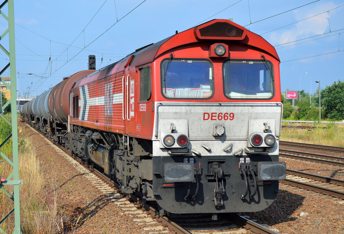 HGK/RHC DE669 (266 069-4) mit Kesselwagenzug (Benzin)am 29.07.16 Durchfahrt Bf. Flughafen Berlin-Schönefeld.