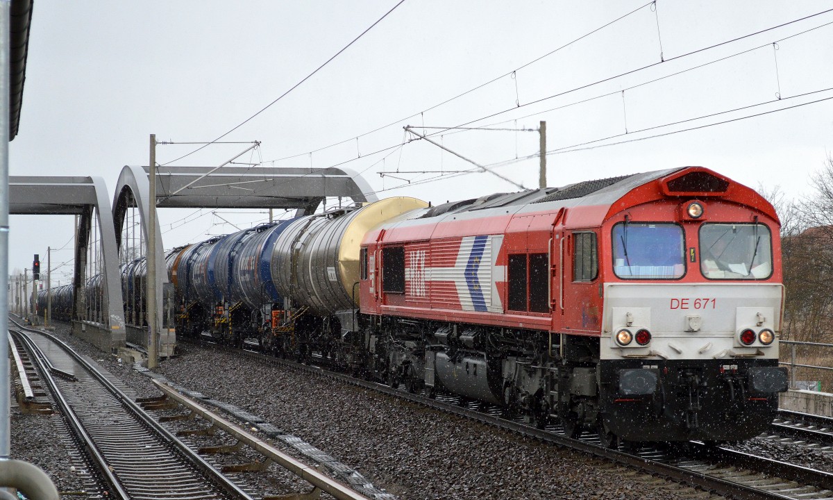 HGK/RHC DE671 (266 071-0) mit Kesselwagenzug bei leichtem Schneefall Richtung Berliner Innenstadt am 01.04.15 Berlin-Pankow.