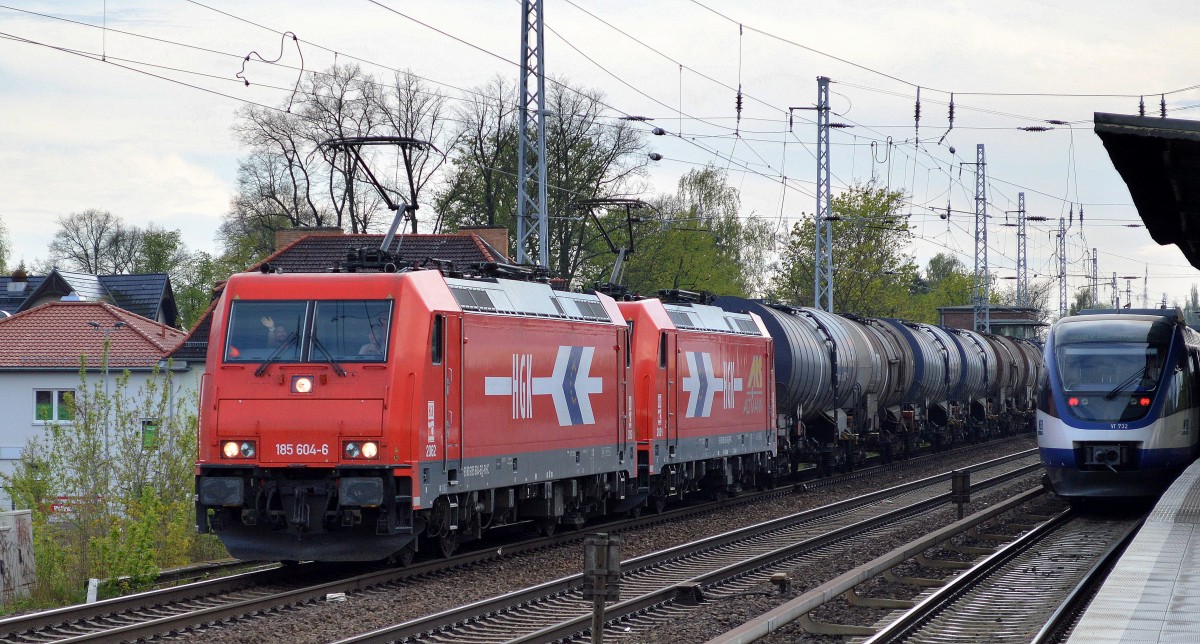 HGK/RHC Doppeltraktion mit 2062/185 604-6 + 2061/185 603-8 und Kesselwagenzug am Ende hing noch SBB Cargo Mietlok Re 421 387-2 mitdran am 26.04.15 Berlin-Karow. Viele Grüße an die wie immer gut gelaunten TF.