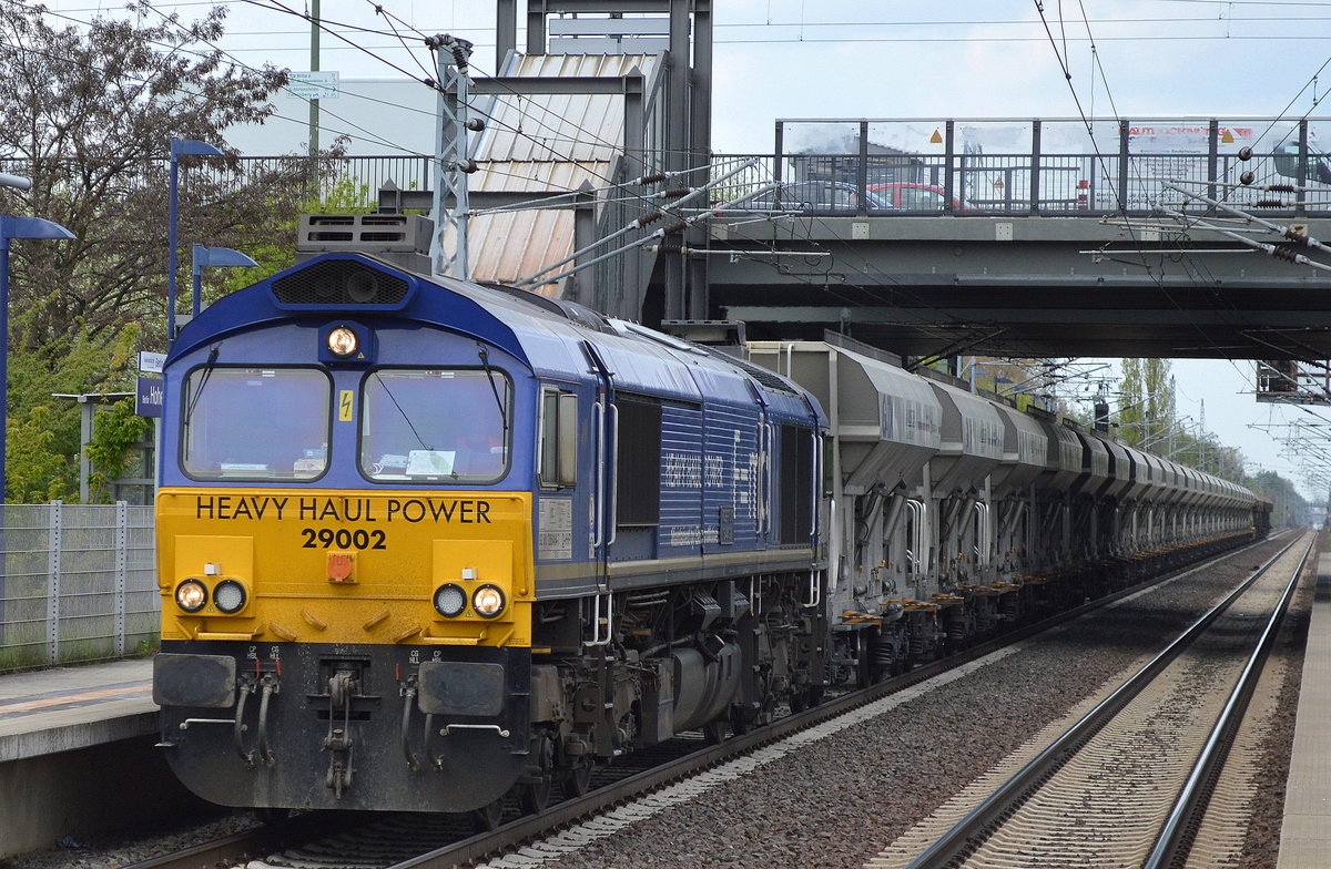 HHPI 29002 (266 464-7) mit dem üblichen langen Schüttgutzug am 03.05.16 Berlin-Hohenschönhausen.