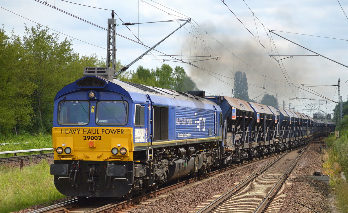 HHPI 29002 (266 464-7) verlässt mit einem langen firmeneigenen blauen Schüttgutförderzug Industrieübergabe Nordost am 11.07.17 Berlin-Hohenschönhausen.