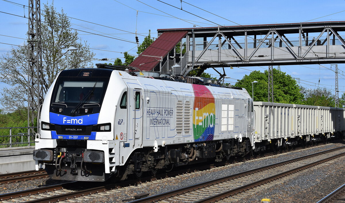 HHPI - Heavy Haul Power International GmbH, Erfurt [D] mit der geleasten ELP Eurodual Lok  21-237  [NVR-Nummer: 90 80 2159 237-7 D-ELP] und einem Baustoffschüttgutwagenzug am 29.04.25 Höhe Bahnhof Saarmund. 