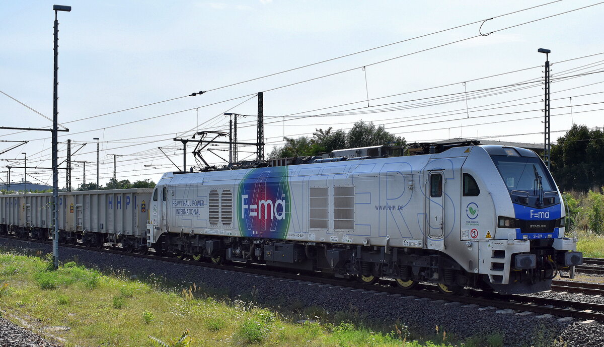 HHPI - Heavy Haul Power International GmbH, Erfurt [D] mit der geleasten ELP Eurodual Lok  21-224  [NVR-Nummer: 90 80 2159 224-5 D-ELP] und einem Baustoff-Transportzug (leer) am 09.08.25 Höhe Bahnhof Magdeburg Hbf.