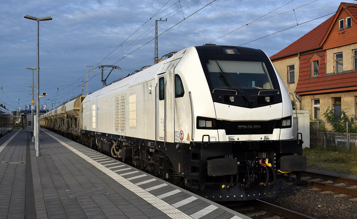HHPI - Heavy Haul Power International GmbH, Erfurt [D] mit ihrer nagelneuen noch weißen Eurodual Lok  159 455-5  [NVR-Nummer: 90 80 2159 455-5 D-HHPI] und einem Schüttgutwagenzug (leer) am 20.10.25 Durchfahrt Bahnhof Elsterwerda.
