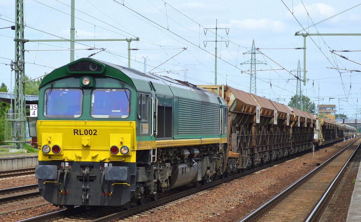 HHPI mit der BRLL Mietlok RL002 (266 032-2) und Schüttgutförderzug + Schüttgutwagen am 27.06.17 Durchfahrt Bf. Flughafen Berlin-Schönefeld.