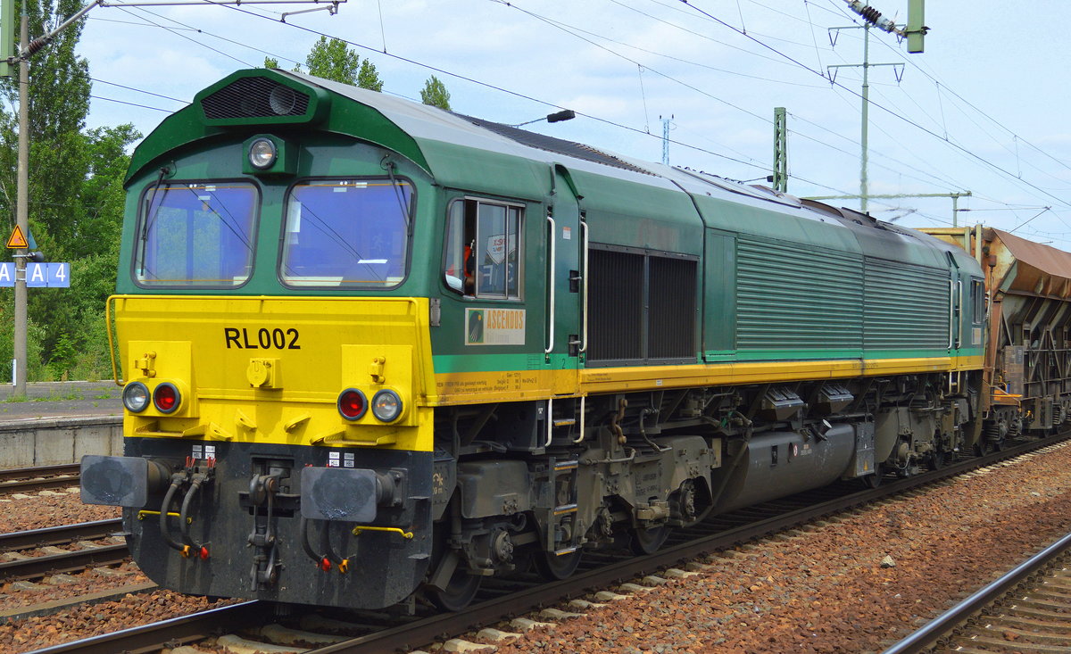HHPI mit der BRLL Mietlok RL002 (266 032-2) und Schüttgutförderzug + Schüttgutwagen am 27.06.17 Durchfahrt Bf. Flughafen Berlin-Schönefeld.