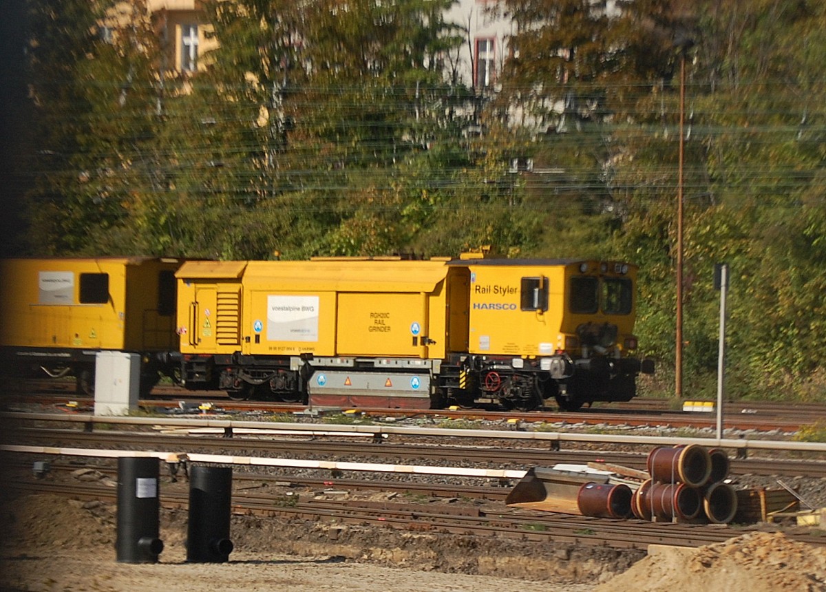 Hier das andere Ende der Schienen-und Weichenschleifmaschine Harsco RGH 20 c RAIL GRINDER  Rail Styler  der Fa. voestalpine BWG Gmbh & CoKG am 01.10.13 Berlin Friedrichsfelde abgestellt.