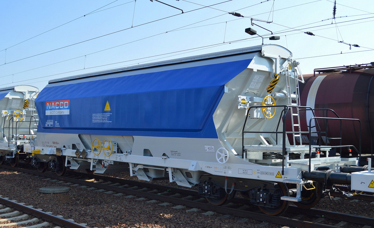 Hier die blau-graue Variante dieser nagelneuen Gedeckten Schüttgutwagen mit schlagartiger Schwerkraft-Mittenentladung vom Einsteller NACCO/A CIT Company mit niederländischer Registrierung, hier der Wagen mit der Nr. 37 TEN 84 NL-NACCO 0689 056-6 Tanoos am 16.09.16 Bf. Flughafen Berlin-Schönefeld.
