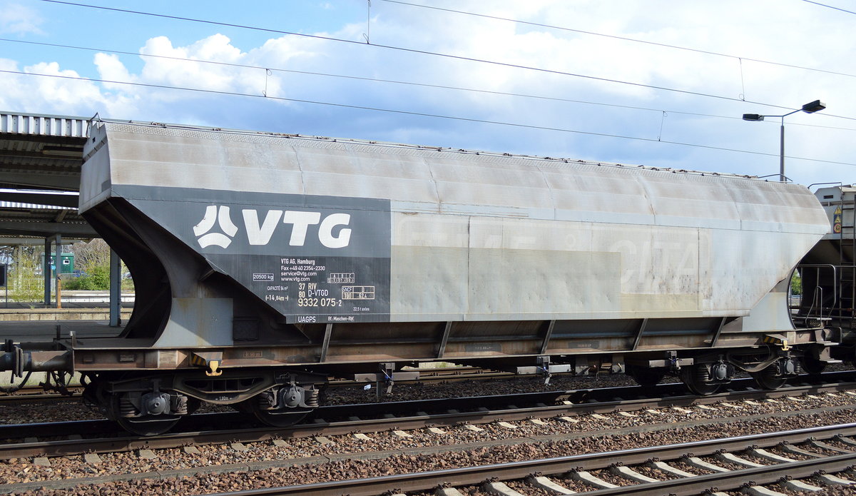Hier ein ehemalig französischer Getreidesilo-Wagen jetzt beim Einsteller VTG IN Hamburg mit der Nr. 37 RIV 80 D-VTGD 9332 075-2 UAGPS Bf. Maschen-Rbf. am 25.04.16 Bhf. Flughafen Berlin-Schönefeld.