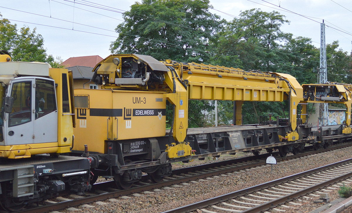 Hier ein Segment des Gleisumbauzuges UM-3  EDELWEISS  mit der Nr. 99 80 9310 013-4 D-EVULW Krantransport der Fa. LEONHARD WEISS am 23.09.17 Berlin-Köpenick. 