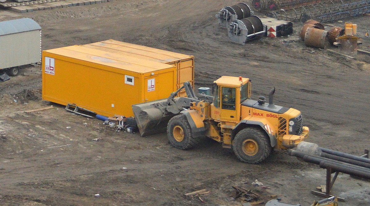 Hier ein VOLVO L110E Radlader der Fa. MAX BÖGL, Großbaustelle Neubau S-Bahnlinie S21 zwischen Berlin-Wedding und Hauptbahnhofm, 07.12.14