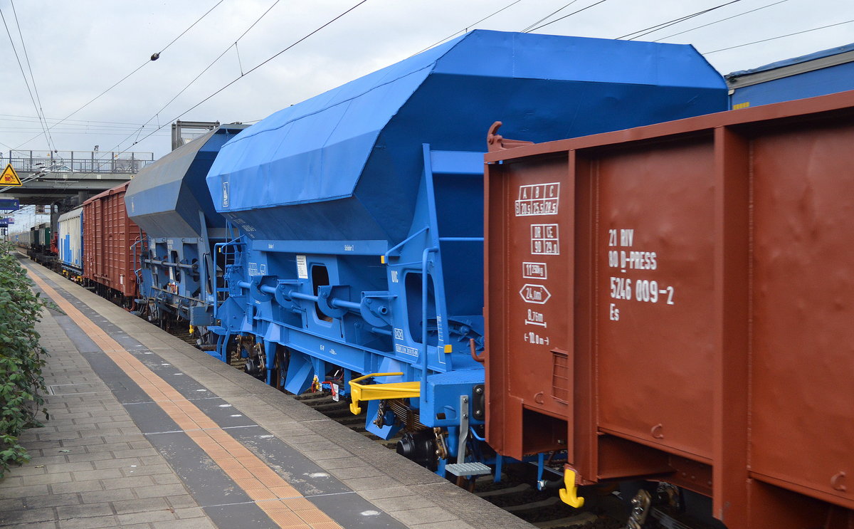 Hier im Einsatz als Schutzwagen für einen Überführung, zwei blaue  	Schüttgutwagen mit dosierbarer Schwerkraftentladung der Gattung Fcs der PRESS, da ich  über die Jahre derartige Wagen von PRESS in unserer Region noch nie sah war ich schon überrascht, auch ein offener Drehgestell-Güterwagen davor und ein Schiebewandwagen waren darunter, ein derartig umfassender Wagen-Fuhrpark war mir bisher unbekannt, 03.11.17 Bf. Berlin-Hohenschönhausen. 
