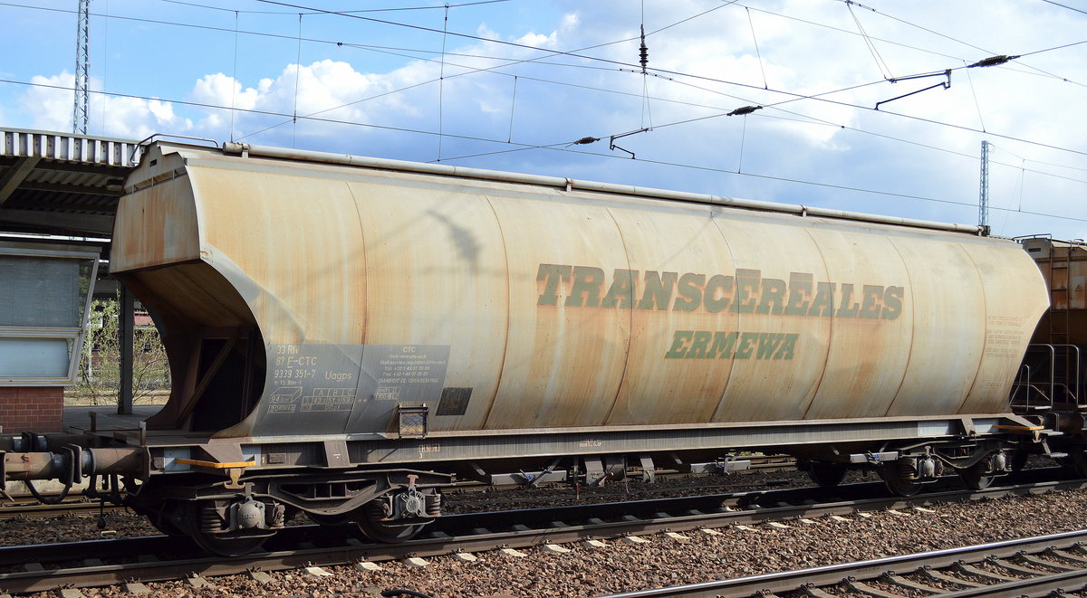 Hier der Getreidesilo-Wagen 33 RIV 87 F-CTC 9339 351-7 Uagps am 25.04.16 Bhf. Flughafen Berlin-Schönefeld.