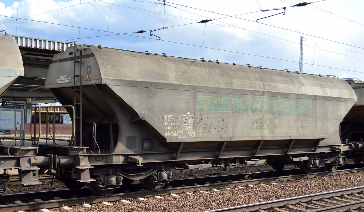 Hier der Getreidesilo-Wagen 33 RIV 87 F-CTC 9335 604-3 Uagps am 25.04.16 Bhf. Flughafen Berlin-Schönefeld.