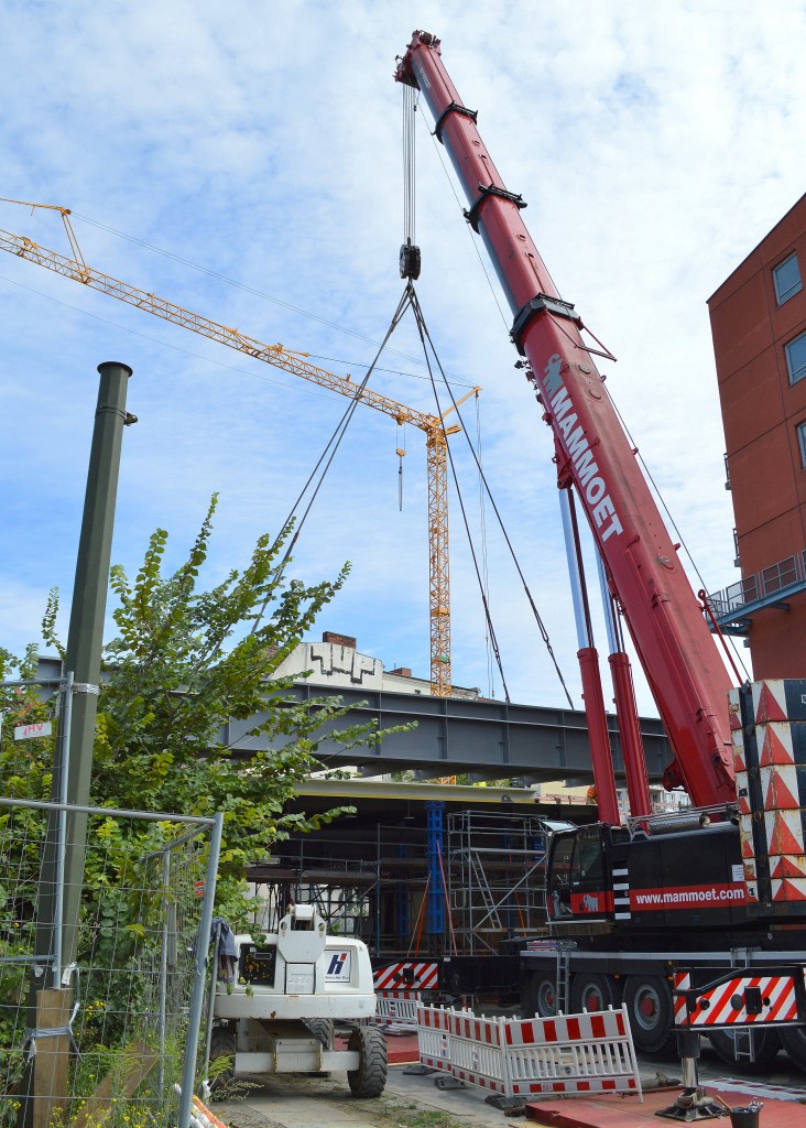 Hier noch eine Ansicht wie der MAMMOET Liebherr LTM 1400-7.1 die neue S-Bahn Brücke gerade passgenau einsetzt in Berlin Rummelsburg am rande der Großbaustelle Berlin Ostkreuz, 01.08.15 