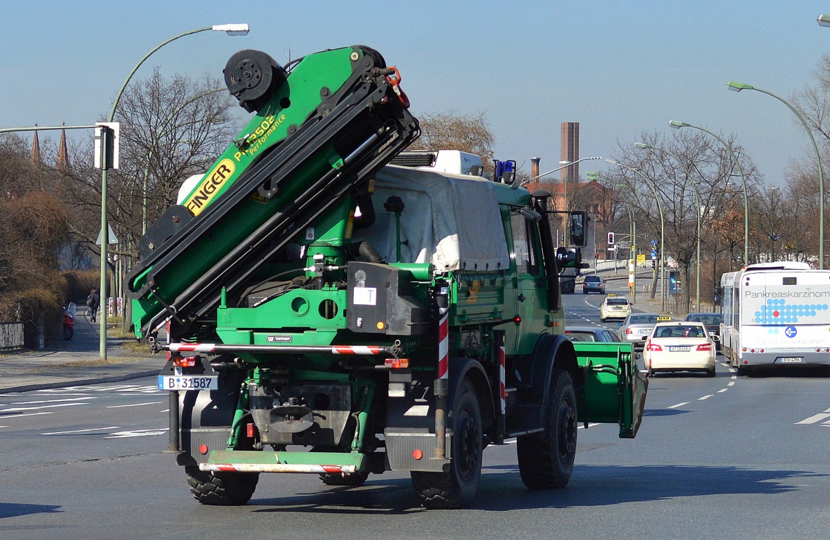 Hier noch die Heckansicht des MB UNIMOG U 5000 der technischen Einsatzeinheit der Berliner Polizei mit der Selbstladevorrichtung am Heck (PALFINGER PK 12502 Performance) am 13.03.14 Bwerlin-Beusselstr.