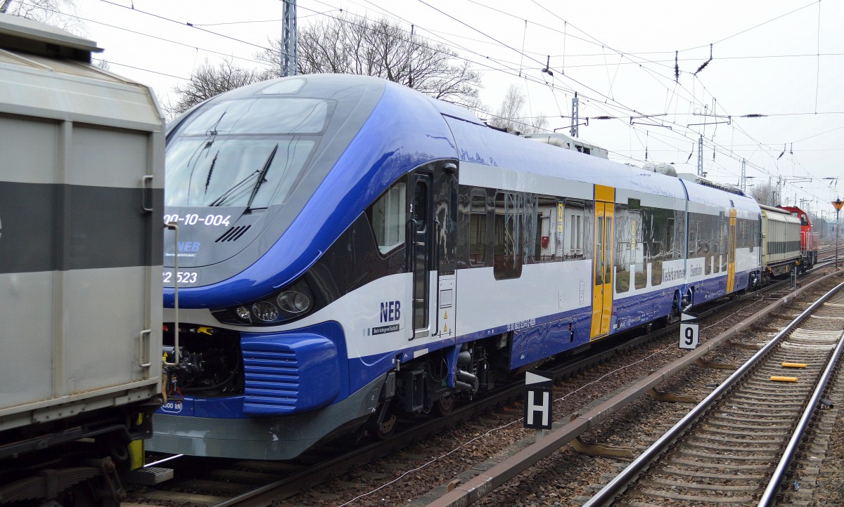 Hier noch mal von der anderen Seite, der neue zweiteilige PESA Link für die NEB 632 523 (95 80 0632 523-6 D-NEBB) bei der Überführung am 03.03.16 Berlin-Hirschgarten. Vielleicht gibt es ja auch für andere Hersteller von Triebfahrzeugen in Deutschland ja noch eine Chance, die nächste Inno Trans kommt schon bald, auch die Tschechen bauen sehr interessante Fahrzeuge, man wird sehen? Und die DB ist ja nun endlich auch mal bereit sich den sehr interessanten asiatischen Markt mal näher anzuschauen.