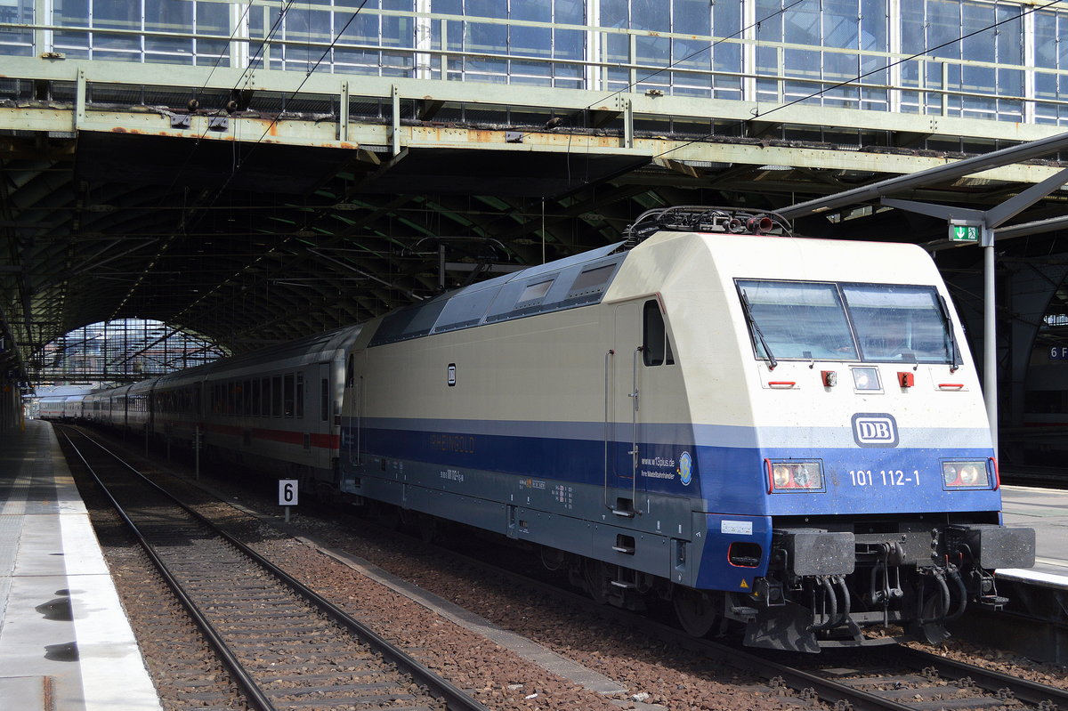 Hier noch mal aus anderer Perspektive, die 101 112-1 im RHEINGOLD-Design mit IC-Wagengarnitur am 12.06.17 Bf. Berlin-Ostbahnhof.