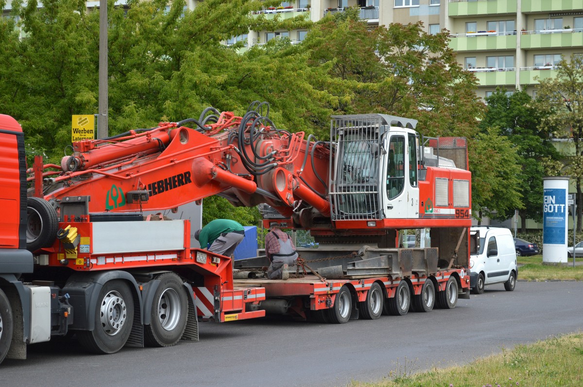 Hier noch mal aus der N�he, der LIEBHERR 954 Raupenbagger beim Transport ohne Raupenuntersatz am 28.05.15 Berlin-Pankow.