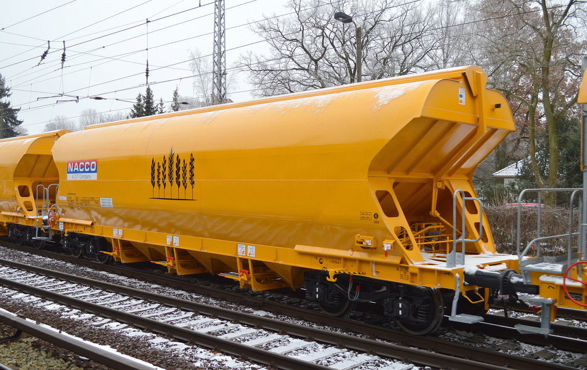 Hier noch mal ein Drehgestell-Schüttgutwagen mit Schwenkdach und dosierbarer Schwerkraftentladung für Getreidetransporte aus anderer Perspektive mit der Nr. 33 TEN 80 D-NACCO 0764 055-4 Tagnpps am 18.01.17 Berlin-Hirschgarten.