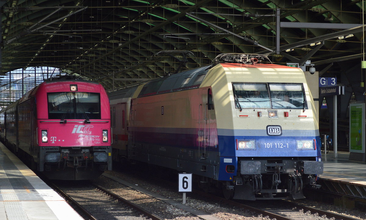 Hier nochmal als netter Kontrast eine polnische Husarz 5 370 002 fährt gerade mit dem EC nach Warschau mit ihrer Telekom Werbefolie ein neben der 101 112-1 im RHEINGOLD-Design am 12.06.17 Bf. Berlin-Ostbahnhof.