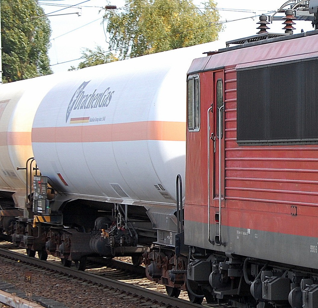 Hier im Nordosten sehr selten zu beobachten, ein privater Gasdruckkesselwagen der Fa. DrachenGas wahrscheinlich vom Typ Zagkks, 04.10.13 Berlin-Karow.