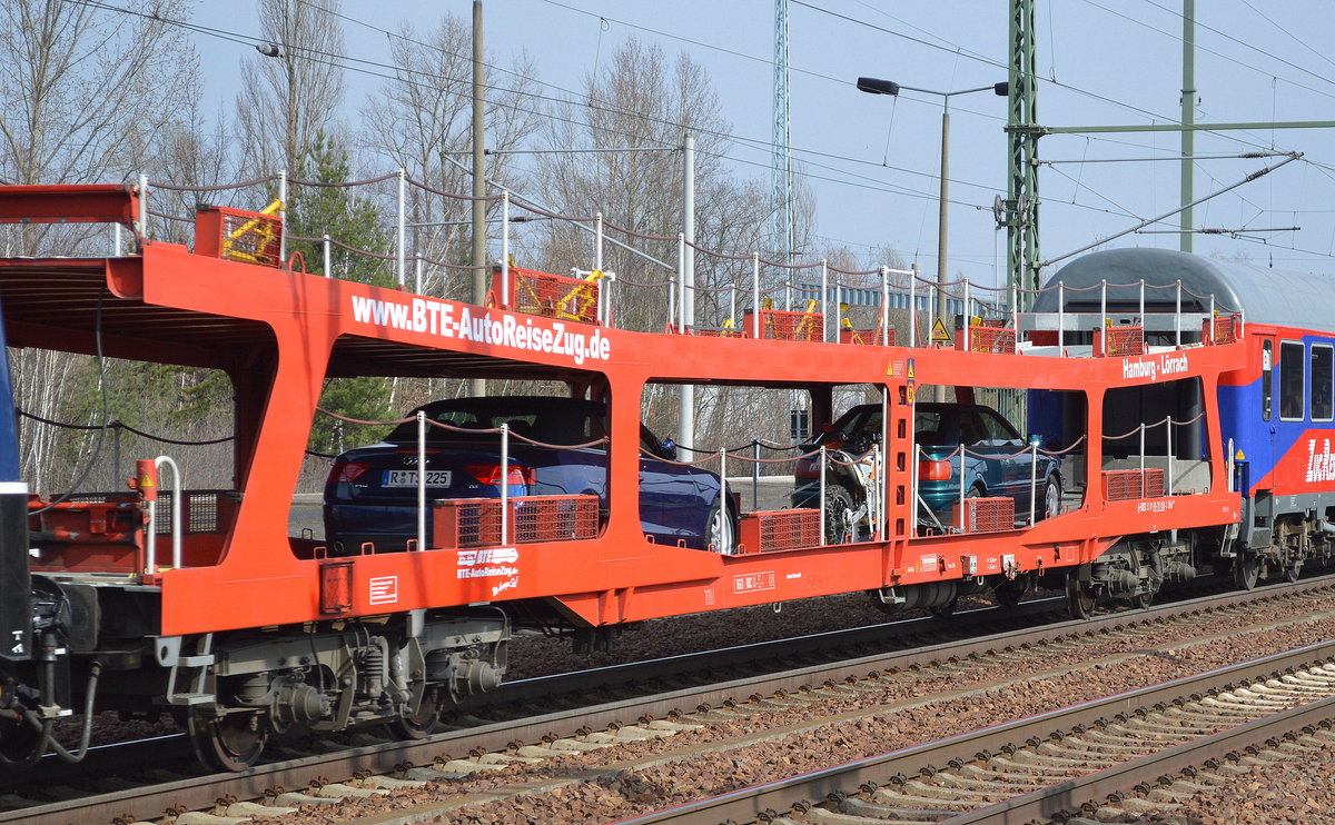 Hier der PKW- Transportwagen für den neuen AutoReiseZug der BTE von Hamburg nach Lörrach mit österreichischer Registrierung mit der Nr. A-BTEX 51 81 98-70 050-3 DDm 952? am 13.03.17 im Sonderzug im Bf. Flughafen Berlin-Schönefeld.
