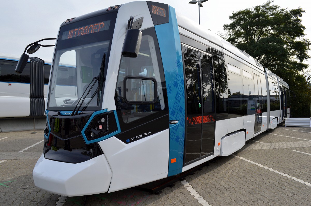 Hier präsentiert die Stadler Rail die neu unter Lizenz konzipierte und gebaute sehr schöne Straßenbahn Metelitsa (Metelica) für Weißrussland, Inno Trans 2014 am 24.09.14 