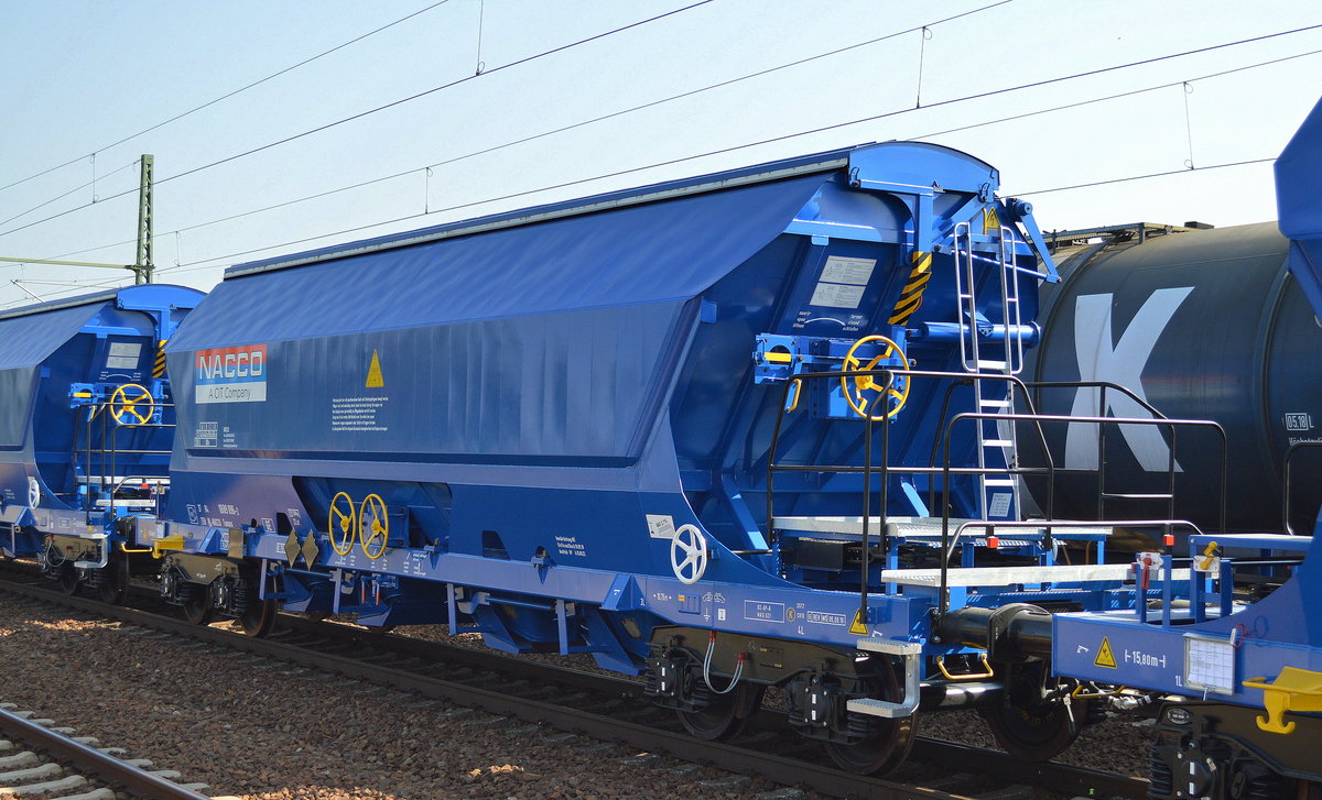 Hier die rein blaue Variante dieser nagelneuen Gedeckten Schüttgutwagen mit schlagartiger Schwerkraft-Mittenentladung vom Einsteller NACCO/A CIT Company mit niederländischer Registrierung, hier der Wagen mit der Nr. 37 TEN 84 NL-NACCO 0689 096-2 Tanoos am 16.09.16 Bf. Flughafen Berlin-Schönefeld.