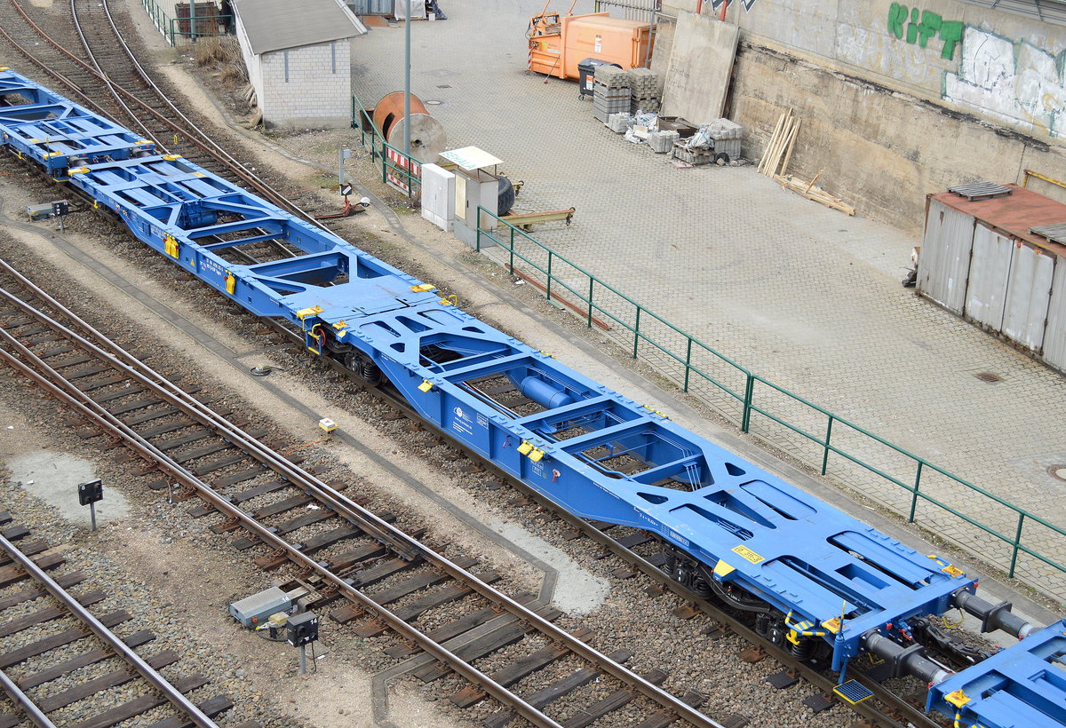 Hier einer dieser relativ neuen EGP Gelenk-Containertragwagen mit der NR. 37 RIV 80 D-EGP 4950 329-5 Sggrs, der in einem Ganzzug gleichartiger Wagen zum Containerterminal am Berliner Westhafen geschoben wird, 13.03.17 Berlin-Putlitzbrücke.