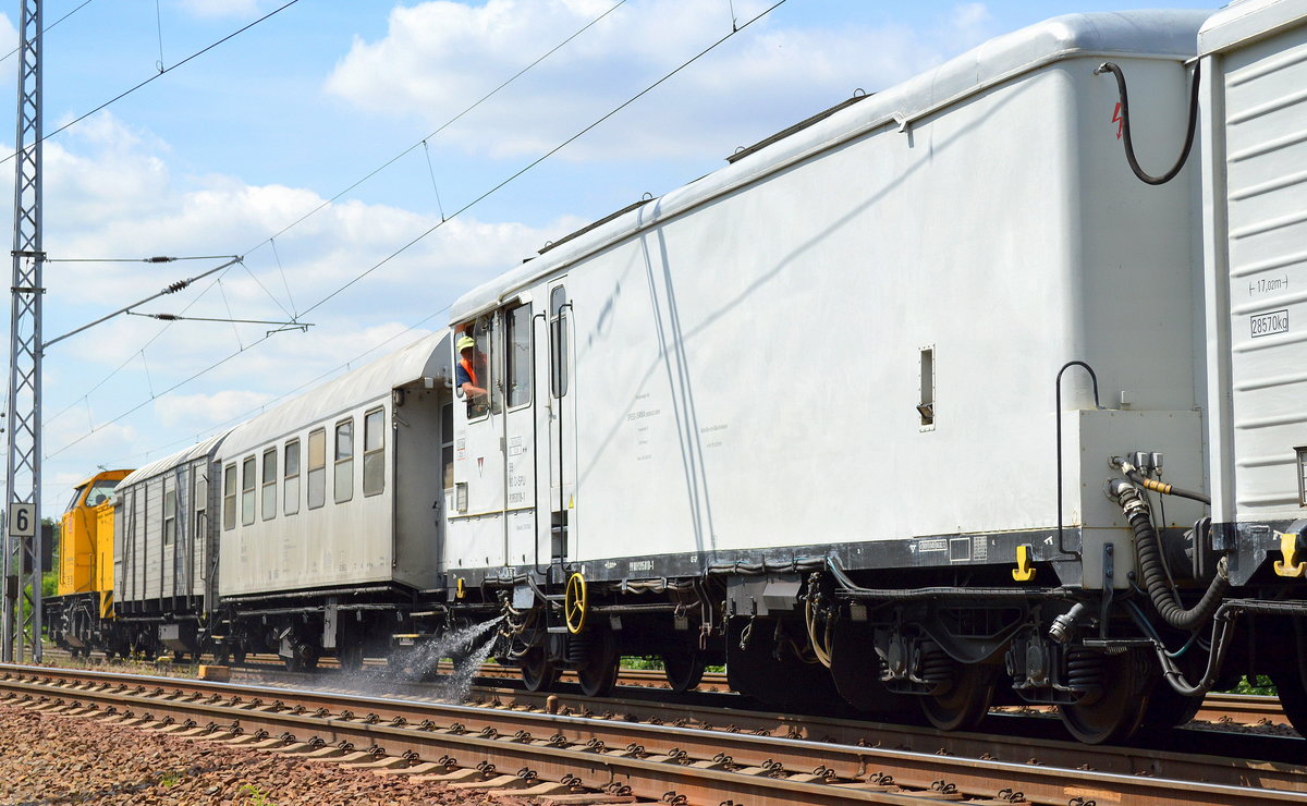 Hier der Spritzwagen der Fa. SPIESS-URANIA CHEMICALS GmbH mit der Nr. 99 80 D-SPU 9395018-1 des Unkrautspritzzuges bei der Arbeit, direkt bei der Vorbeifahrt an meiner Person wurde der Strahl übrigens kurz mal abgestellt dankenswerter Weise, 18.07.17 Berlin-Wuhlheide.