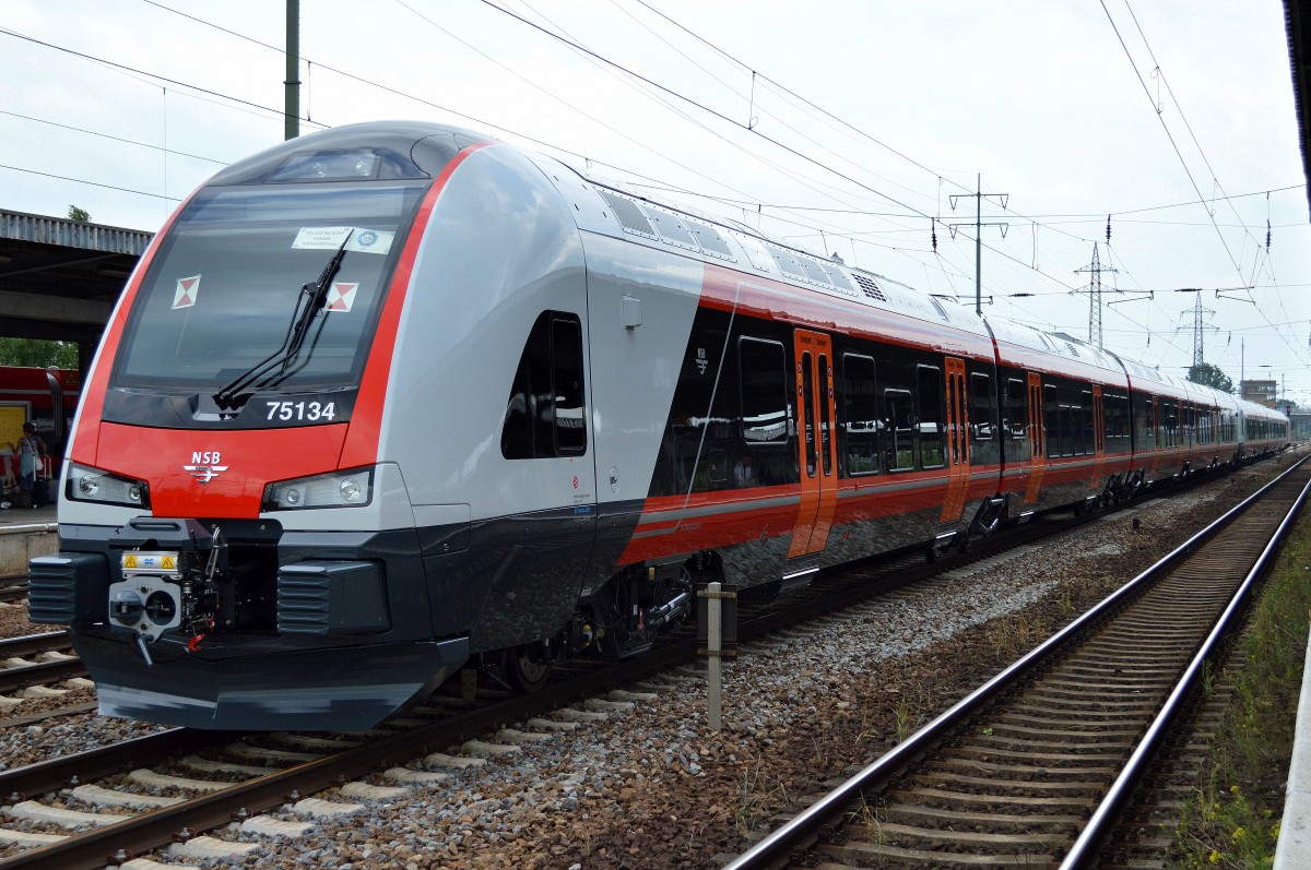 Hier der zweite STADLER FLIRT Triebzug f�r die NSB mit der Nr.75134, begleitet wurden die beiden zu �berf�hrenden Fahrzeuge vom Personal der T�V S�d Rail GmbH am 09.07.14 Bhf. Flughafen Berlin-Sch�nefeld. 