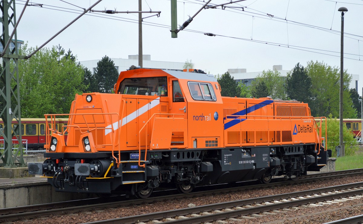 Highlight am 24.04.14 Diese Voith Gravita 15L BB von Northrail für die Fa. Delta Rail GmbH tätig, diese Firma hat ihren Sitz in Frankfurt/Oder und gehört der polnischen Bahnspedition Via Cargo S.A. für die sie Bahnleistungen fährt. Sie hat die Nr. 92 80 1265 302-0 D-NRAIL, Voith Bj.2012 hier bei der Durchfahrt Bhf. Flughafen Berlin-Schönefeld.