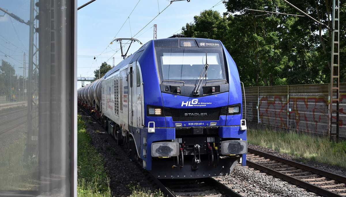HLG - Holzlogistik and Güterbahn GmbH, Bebra [D] mit ihrer Eurodual Lok   159 446-4  [NVR-Nummer: 90 80 2159 446-4 D-BEBRA] und einem innofreigt Kesselwagenzug (Kalilauge) am 07.08.25 Durchfahrt