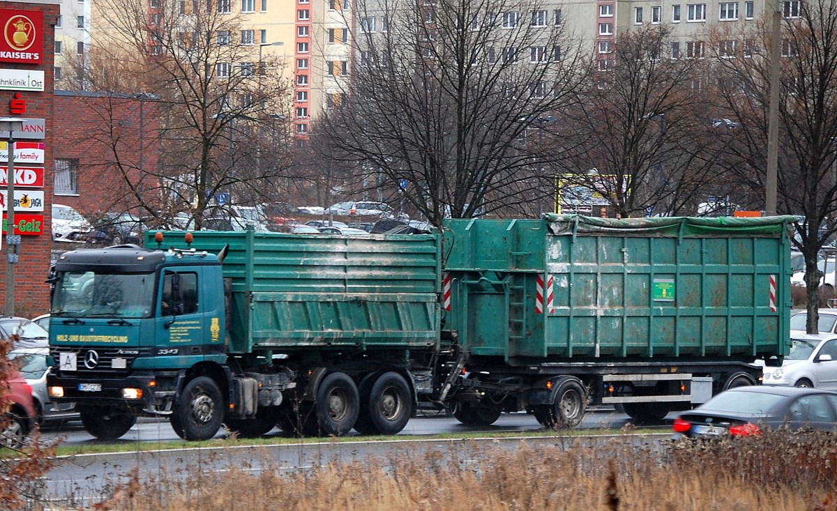 Hochwandiger MB ACTROS 3343 Kipper (Selbstlader) mit Abrollkipphänger am 19.12.13 Berlin-Marzahn
