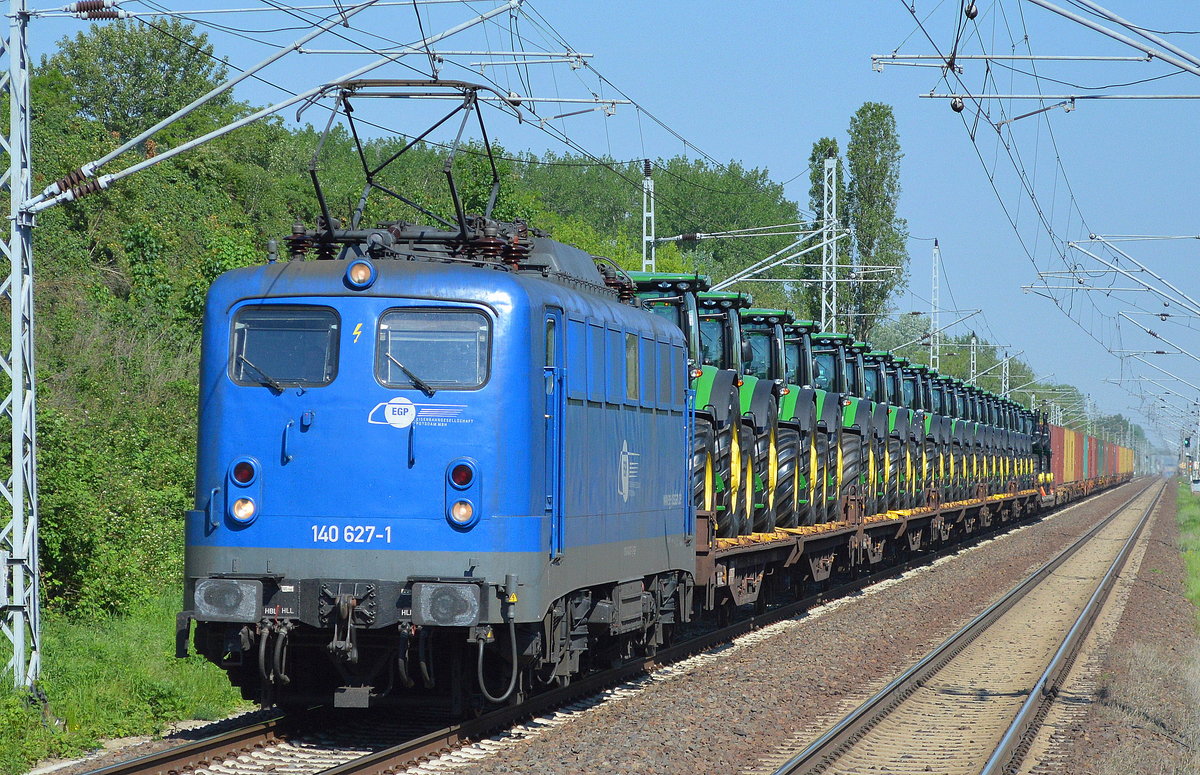 Höchst selten (ich sehe so einen Transport im Berliner Raum das erst Mal), EGP 140 627-1 mit einem Güterzug beladen mit fabrikneuen CLAAS Traktoren (Frontlader)und hinten dran noch einige Container am 19.05.17 Berlin-Hohenschönhausen.