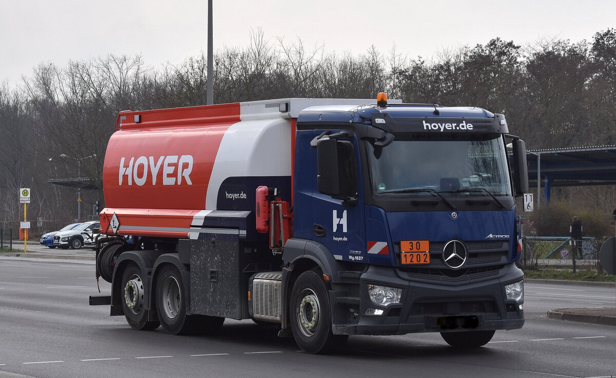 HOYER GmbH mit einem MB ACTROS 2533 Tanklaster LT. UN-Nr.: 30/1202 mit Dieselkraftstoff unterwegs am 25.03.25 Berlin Marzahn.